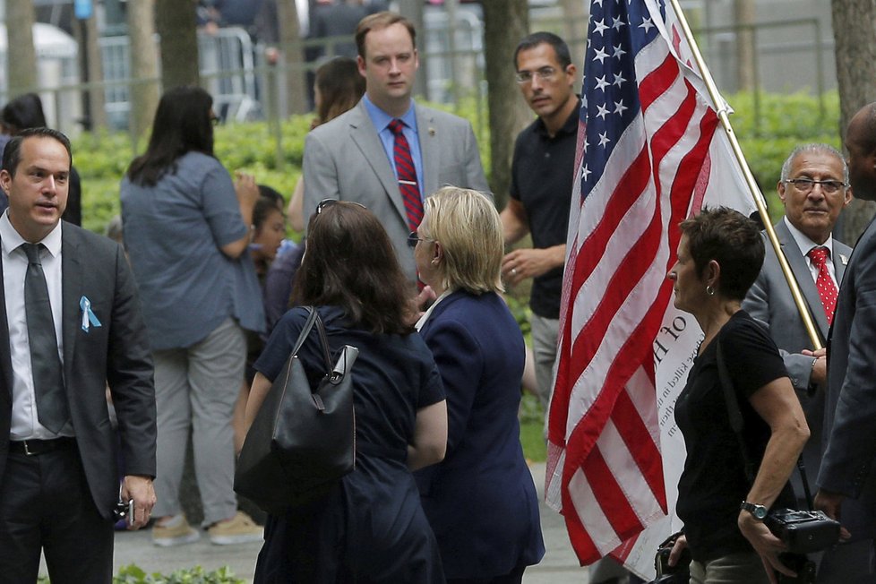 Piety u památníku 11. září se zúčastnila i demokratická kandidátka na prezidentku Hillary Clintonová.