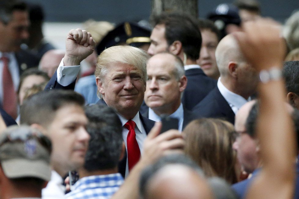 Na slavnostní ceremoniál dorazil i republikánský kandidát na prezidenta Donald Trump.