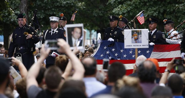 Američané truchlí za 11. září: Ground zero zasypaly květiny