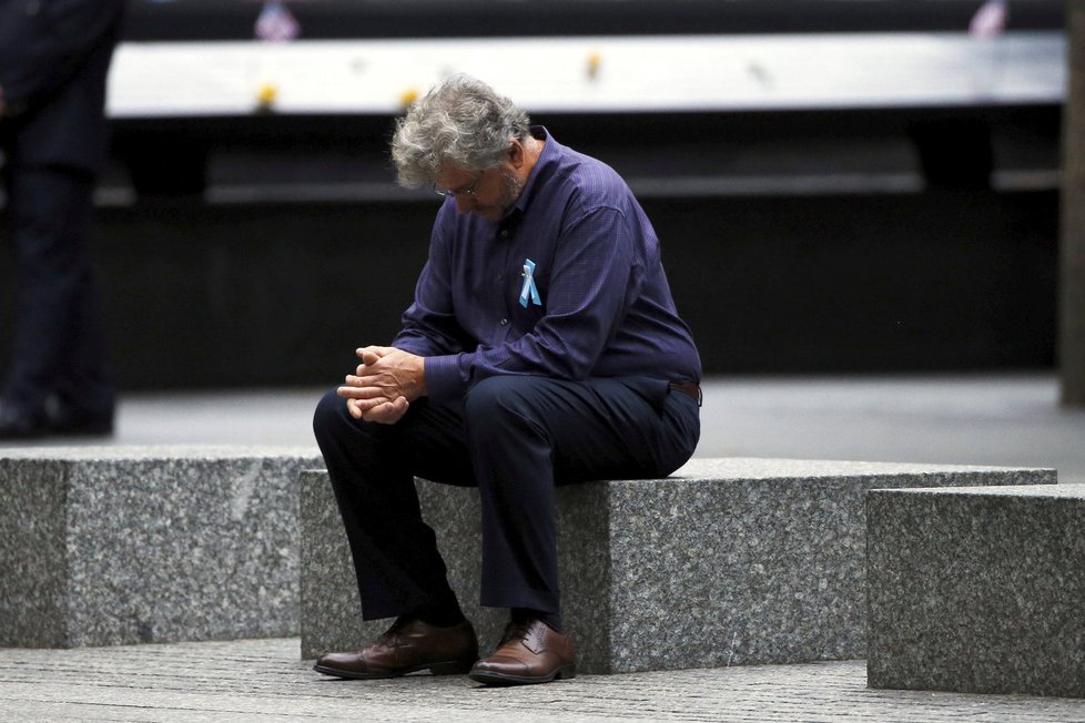 Lidé čekající na zahájení vzpomínkové akce u památníku 11. září