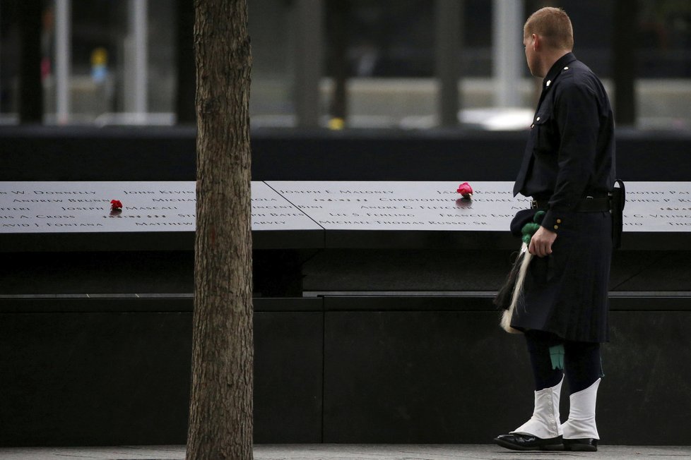 Člen hudebního sboru newyorské policie u památníku 11. září