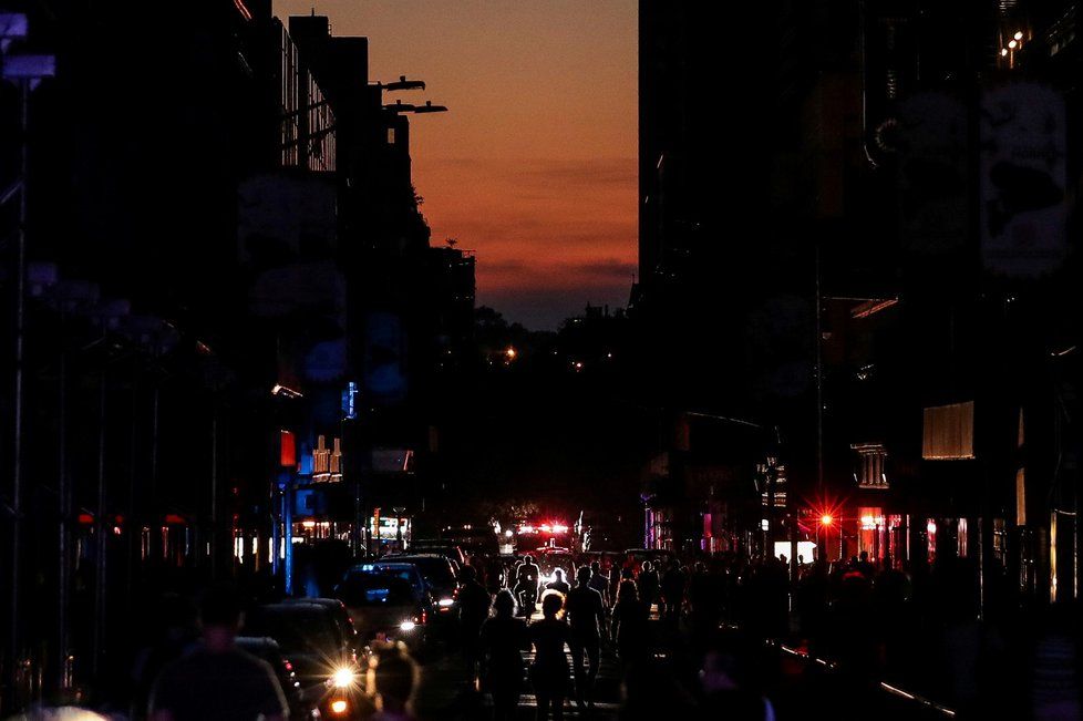 Požár transformátoru v New Yorku způsobil v sobotu večer výpadek proudu na Manhattanu. Bez proudu zůstaly statisíce lidí.