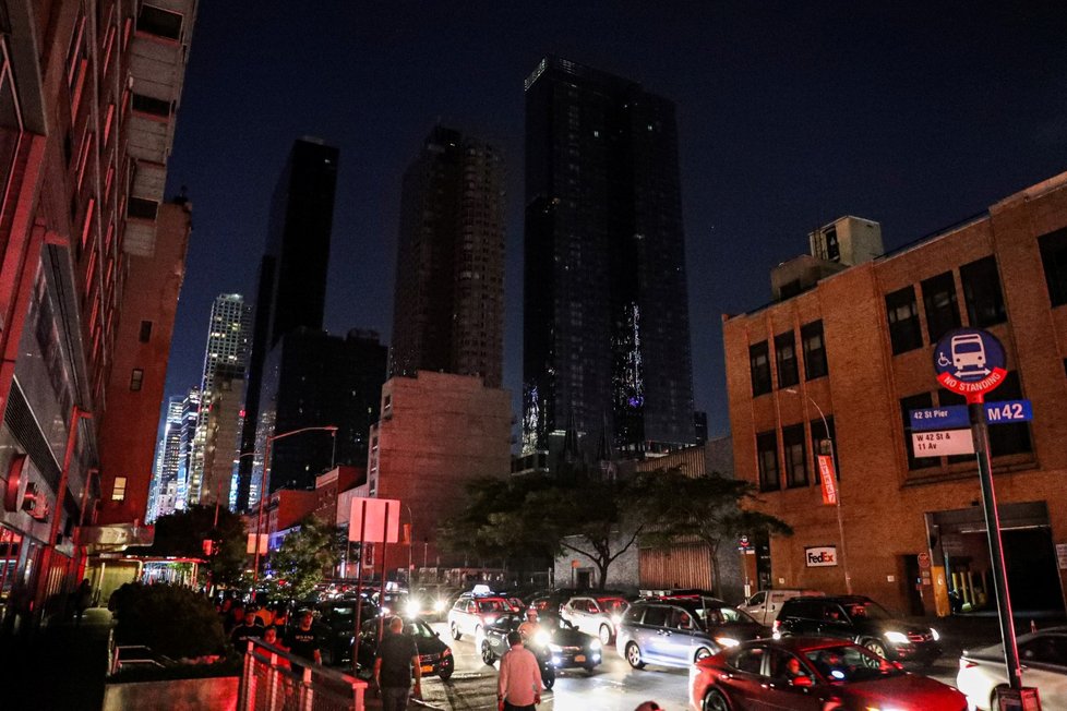 Požár transformátoru v New Yorku způsobil v sobotu večer výpadek proudu na Manhattanu. Bez proudu zůstaly statisíce lidí.