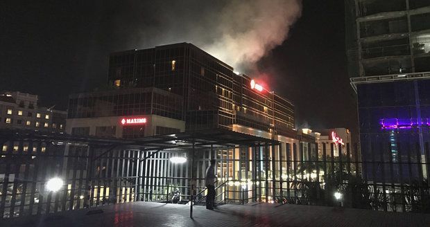 Útok na hotel v Manile: Vtrhli tam střelci, byly slyšet výbuchy