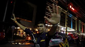 Při nočním útoku v Manile zemřelo nejméně 34 lidí.