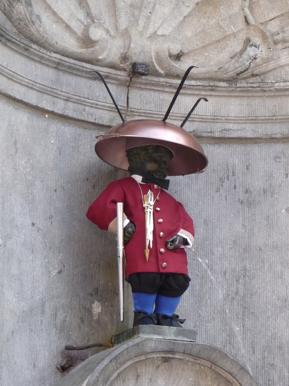 Manneken-Pis (česky Čurající chlapeček) a jeho oblečky