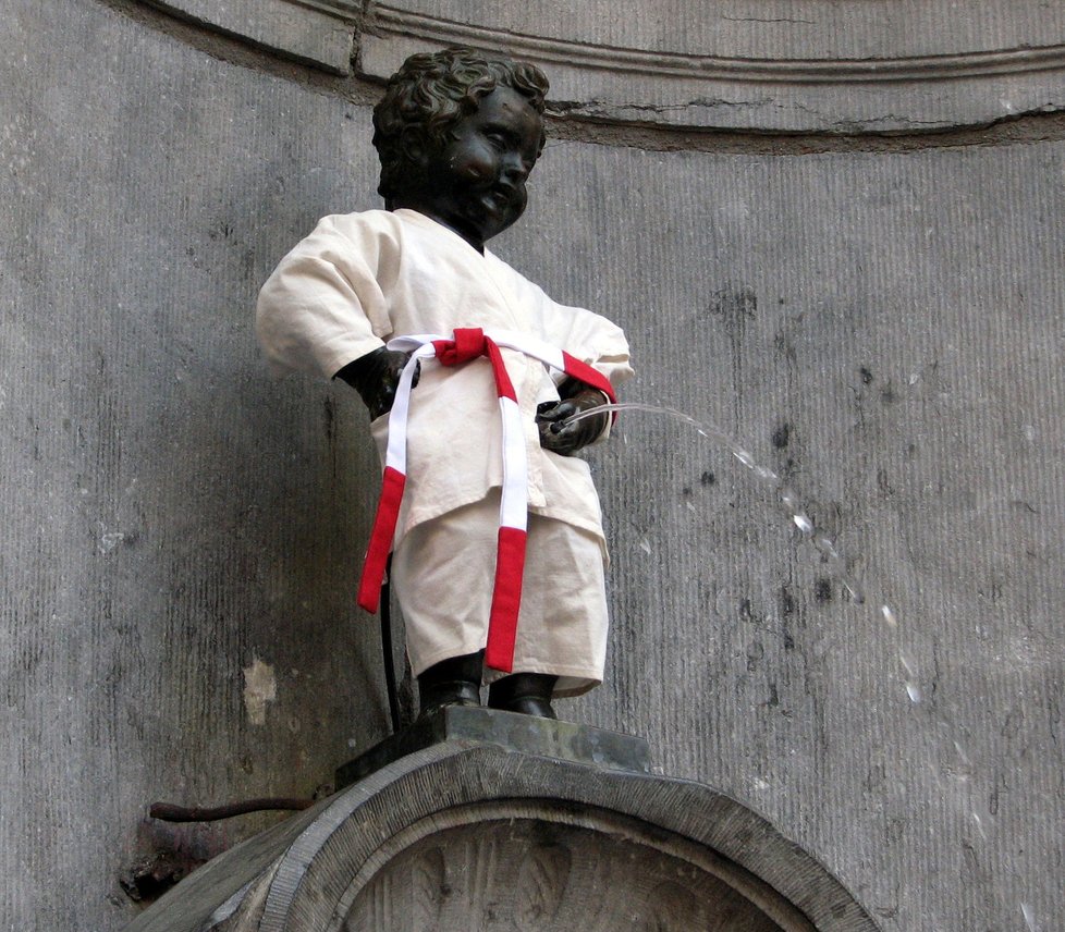 Manneken Pis (česky čurající chlapeček) a jeho oblečky