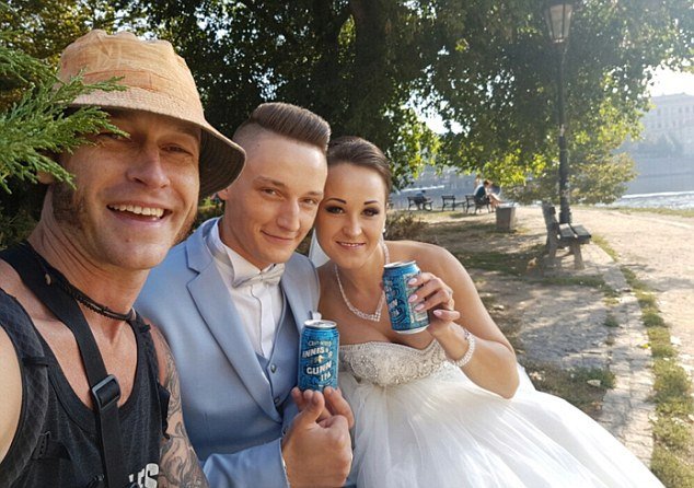 Manny Marshall s párečkem novomanželů v Praze