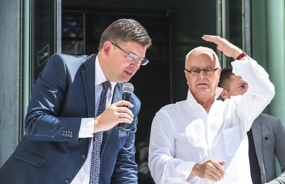 Manolo Blahnik se kryl před sluníčkem.