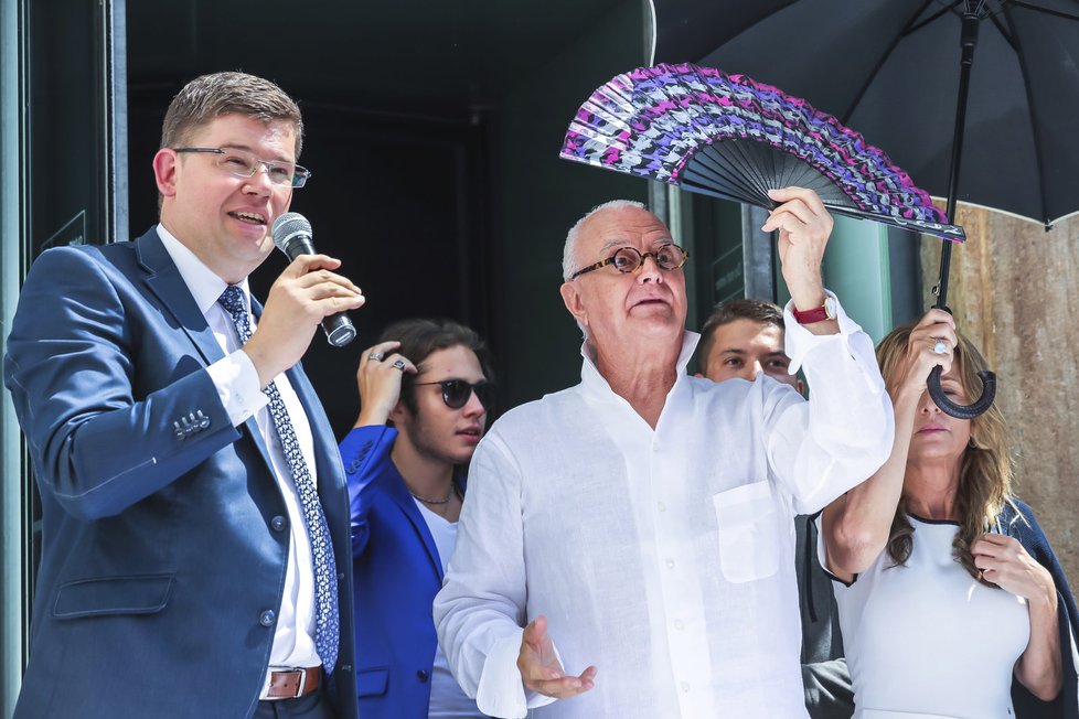 Manolo Blahnik se chladil vějířem.