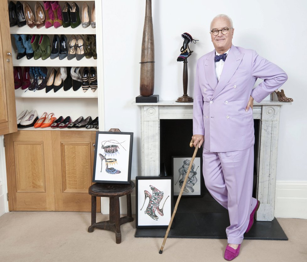 Manolo Blahnik už od dětství miluje módu a boty navrhuje přes čtyřicet let.