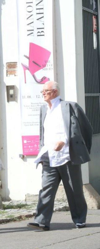 Manolo Blahnik skoro celý den dohlížel na instalaci výstavy v Museu Kampa.