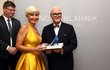 Tři v tom – Manolo Blahnik, gala večeři spolupořádající zakladatelka Bazaar Charity Barbara Nesvadbová a Muzeum Kampa, kde je retrospektiva Blahnikovy tvorby vystavená, spravující europoslanec Jiří Pospíšil.