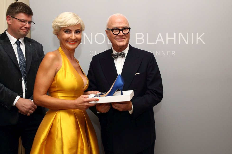 Tři v tom – Manolo Blahnik, gala večeři spolupořádající zakladatelka Bazaar Charity Barbara Nesvadbová a Museum Kampa, kde je retrospektiva Blahnikovy tvorby vystavená, spravující europoslanec Jiří Pospíšil.