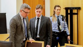 Podezřelý Philip Manshaus u soudu v Oslu