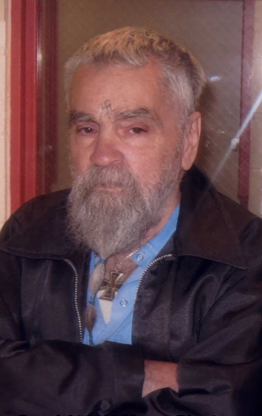 Charles Manson s vytetovaným hákovým křížem na čele.