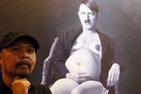 Malíř vystavuje těhotného Hitlera a Anne Frank
