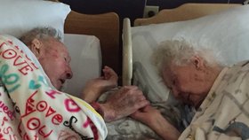 Nesmrtelná láska: Stoletý muž drží ruku své umírající ženy! Byli spolu 77 let