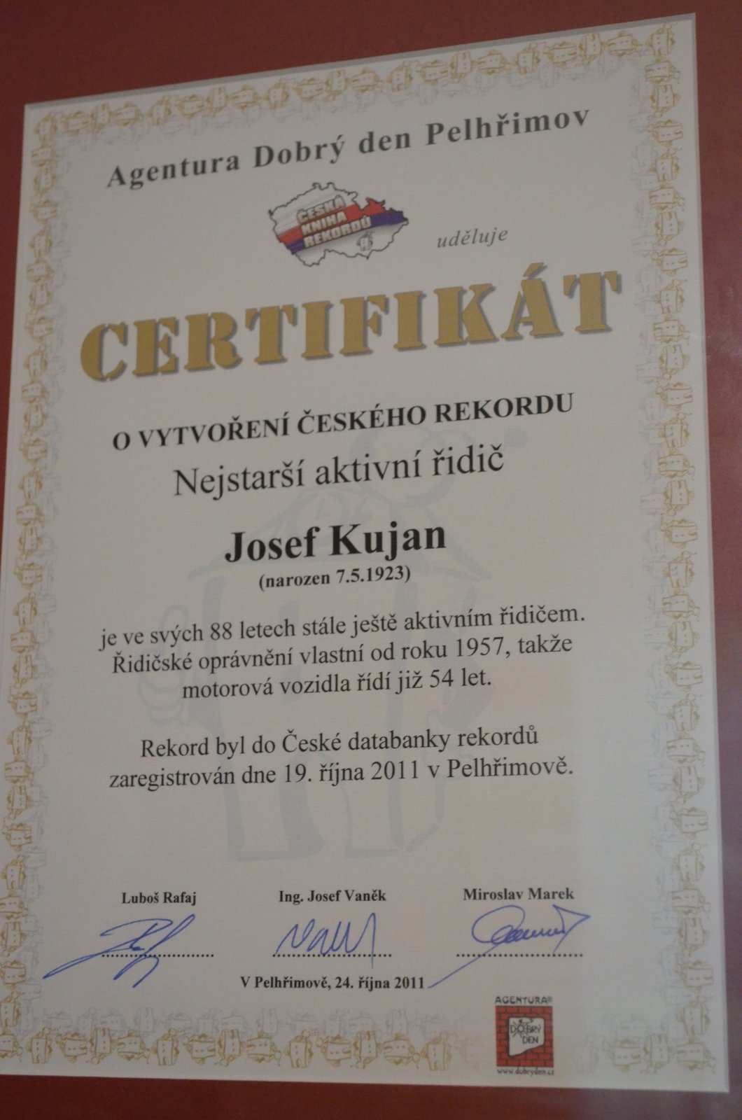 Certifikát o českém rekordu. Josef Kujan v roce 2011 v 88 letech řídil auto.