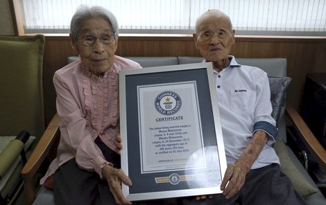 Japonci Masao a Miyako s certifikátem od Guinnessovy knihy rekordů.