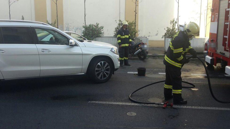 Do vozu manželky diplomata najel motorkář.