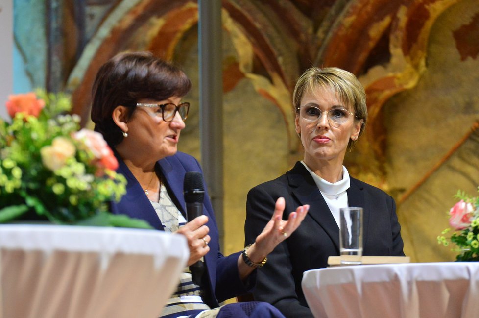 Debata žen kandidátů na prezidenta: Eva Drahošová a Bohumila Bračíková, přítelkyně Vratislava Kulhánka