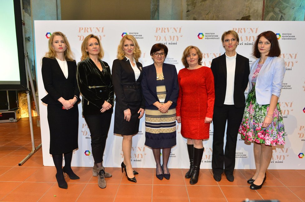 Debata žen kandidátů na prezidenta: Zleva Horáčková, Talmanová, Hynková, Drahošová, Fischerová, Bračíková a Hilšerová