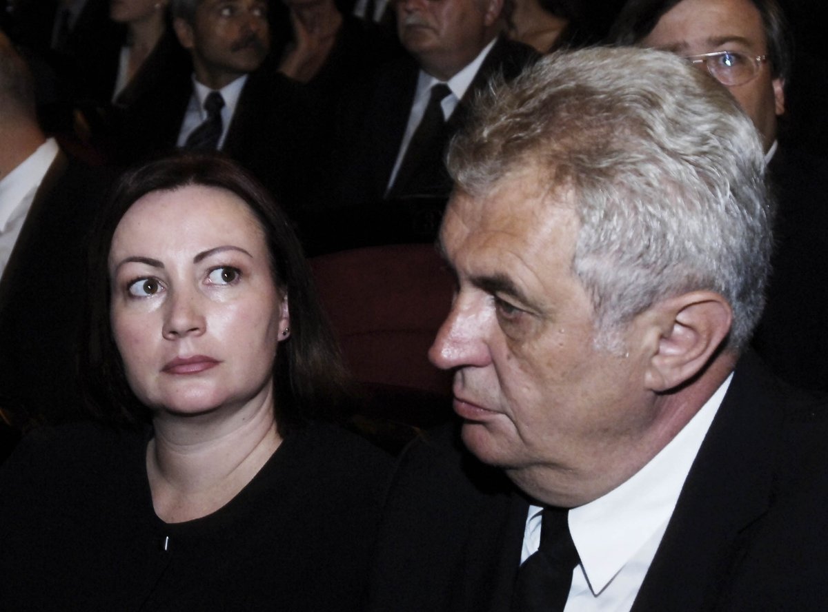 Bývalý premiér Miloš Zeman s manželkou Ivanou v historické budově pražského Národního divadla, kde se 28. července konalo poslední rozloučení s ministrem kultury Pavlem Dostálem.