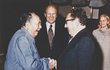 Mao Ce-tung, Gerald Ford, Henry Kissinger a Susan Fordová v Pekingu (2. 12. 1975).