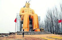 V Číně vyrostla 37 metrů vysoká socha diktátora: Obr Mao Ce-tung vypadá jako Shrek ze zlata!