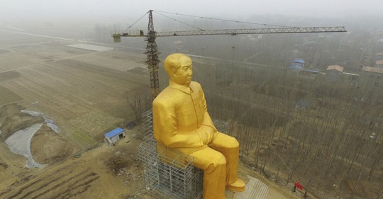 Zlatý Mao trumfnul Stalina. Čtyřicetimetrová socha se** v polích
