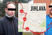 Tři opilí řidiči se střídali za volantem: Policie jim na 400 m všem sebrala papíry