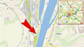 MAPA: Šipka označuje místo, kde na pražské Strakonické ulici došlo k policejní honičce a přestřelce. Řidič kradeného auta policii stále uniká.