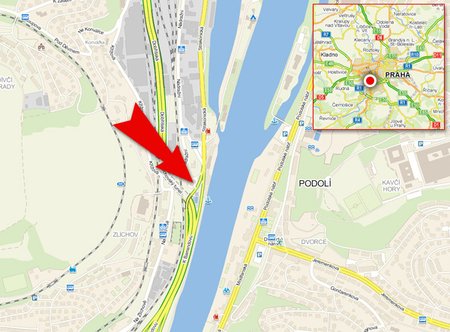 MAPA: Šipka označuje místo, kde na pražské Strakonické ulici došlo k policejní honičce a přestřelce. Řidič kradeného auta policii stále uniká