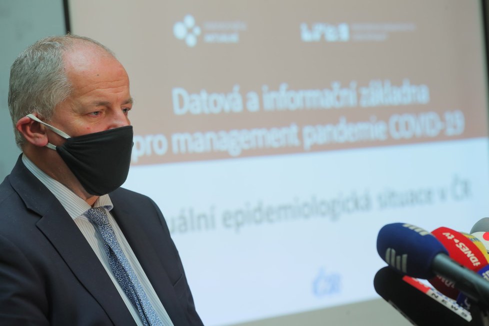 Ministr zdravotnictví Roman Prymula (za ANO) představuje aktuální situaci v ČR. Mapa ke konci září zoranžověla (25.9.2020)