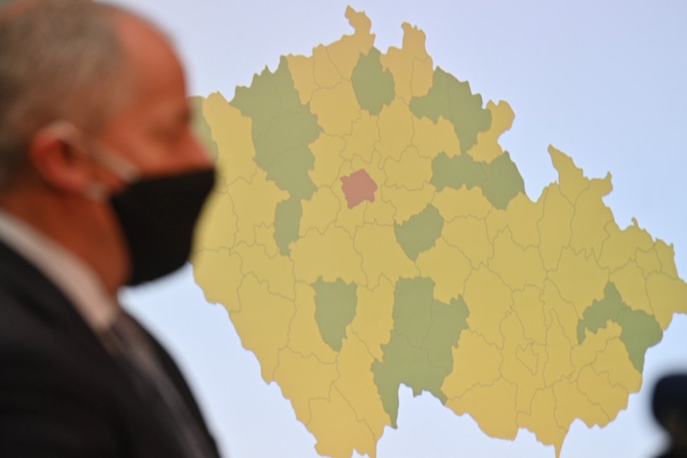 Ministr zdravotnictví Roman Prymula (za ANO) představuje aktuální situaci v ČR. Mapa ke konci září zoranžověla (25. 9. 2020).