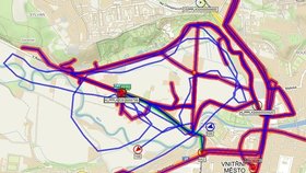 Mapka, kde všude v Plzni jezdili policisté a záchranáři a na základě smyšleného oznámení hledali pobodanou ženu.