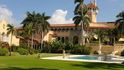 Trump tráví svůj důchod ve svém hotelovém resortu Mar-a-Lago na Floridě. Podle deníku The Guardian se ale chystá vrátit do politiky a dál tiše ovlivňuje dění v Republikánské straně.