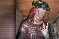 Transsexuálka s potetovaným obličejem, která si nechala uříznout prst, skončila v base
