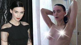 Rooney Mara ukázala prsa.