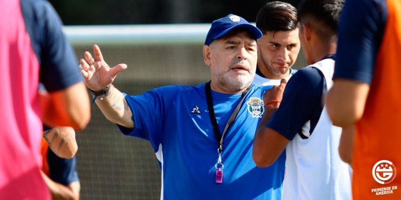 Diego Maradona trénoval na sklonku života klub Gimnásia de La Plata