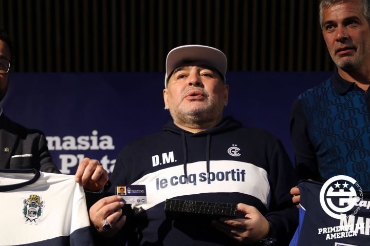 Diego Maradona aktuálně trénuje celek Gimnasia y Esgrima