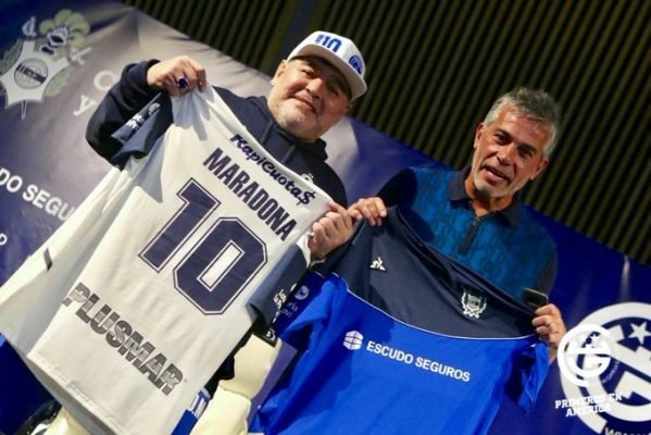 Diego Maradona aktuálně trénuje celek Gimnasia y Esgrima