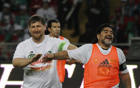 Kamarádi. Štědrý Kadyrov (vlevo) a vysmátý Maradona.