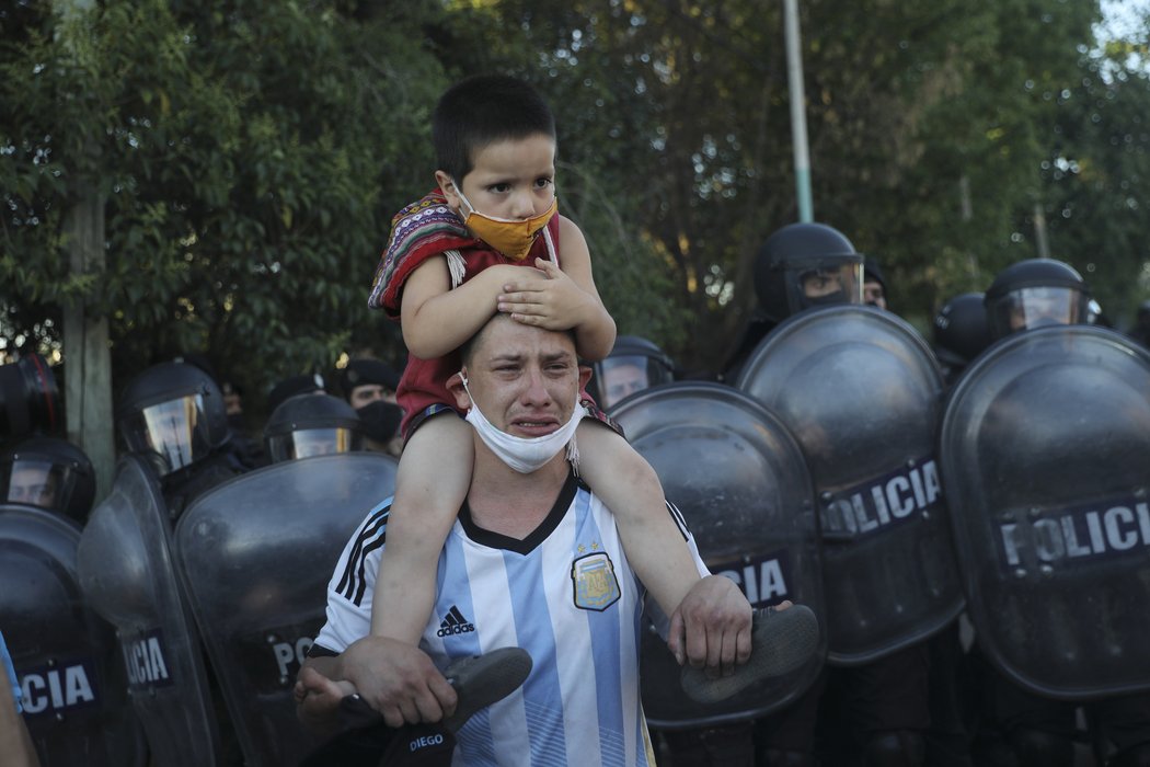 Maradonu pohřbili ve čtvrtek při soukromé ceremonii na hřbitově Jardín Bella Vista na předměstí argentinského hlavního města.