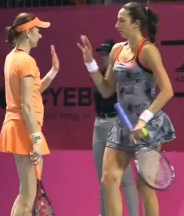 Česká tenistka Renata Voráčová (vlevo) utrpěla během cesty na turnaj zranění