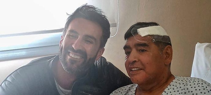 Diego Maradona se svým lékařem Leopoldem Luquem