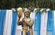 Fanoušci si připomínají památku zesnulého fotbalisty  Diega Armanda Maradony u jeho pomníku v Kalkatě.