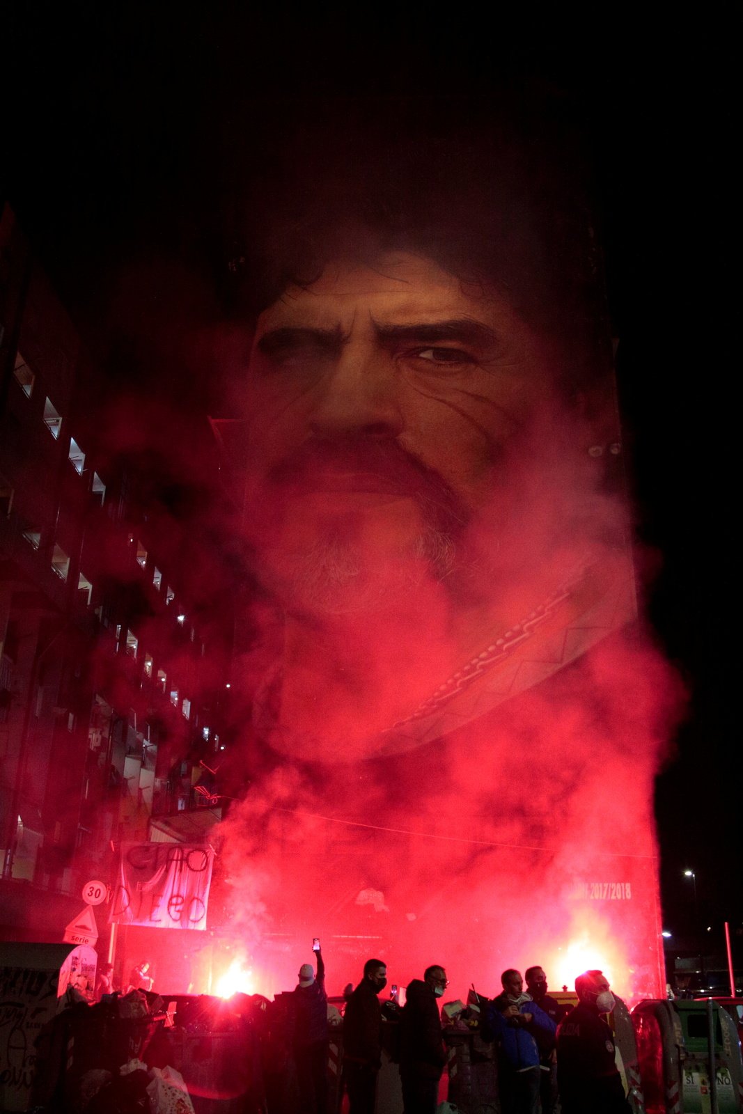 Fanoušci si připomínají památku zesnulého fotbalisty  Diega Armanda Maradony v Buenos Aires.