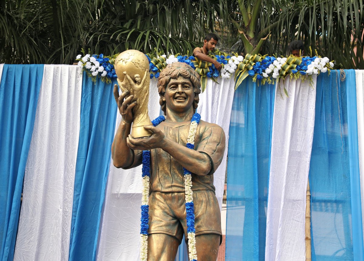 Fanoušci si připomínají památku zesnulého fotbalisty  Diega Armanda Maradony u jeho pomníku v Kalkatě.